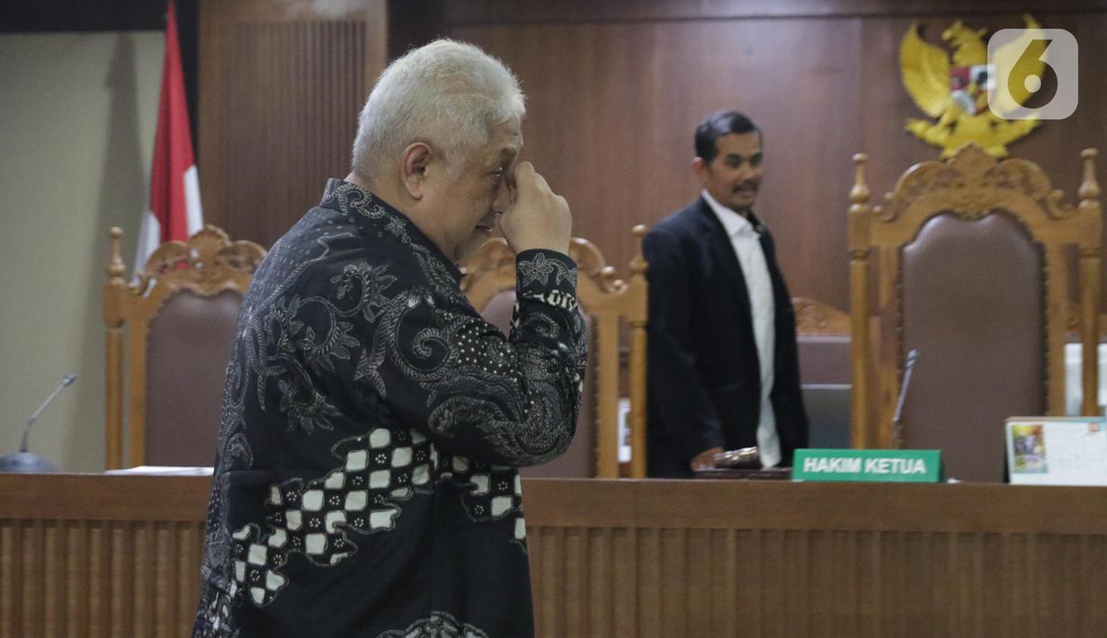 Terdakwa suap pengadaan barang di Badan Keamanan Laut (Bakamla), Erwin Syaaf Arief saat menjalani sidang putusan di Pengadilan Tipikor, Jakarta, Senin (14/10/2019). Majelis Hakim menyatakan Erwin Syaaf Arief bersalah dan dihukum 2,5 tahun penjara, denda Rp100 juta. (Liputan6.com/Helmi Fithriansyah)