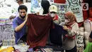 <p>Para pembeli memilih pakaian di Pasar Cipulir, Jakarta Selatan, Rabu (27/4/2022). Jelang Hari Raya Idul Fitri 1443 H, pembelian pakaian di Pasar Cipulir mengalami peningkatan, terutama pakaian muslim dan anak-anak. (Liputan6.com/Johan Tallo)</p>