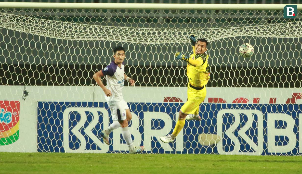 Dhika Bhayangkara (kanan) yang berada dibawah mistar gawang Persita tampil gemilang dengan beberapa kali melakukan penyelamatan. (Bola.com/M Iqbal Ichsan)