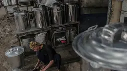 Perajin menyelesaikan pembuatan perabot dapur di Jalan Dewi Sartika, Cawang, Jakarta, Minggu (17/12/2019). Kompor minyak yang dulunya menjadi primadona penjualan kini tergerus karena kebijakan pemerintah untuk mempergunakan kompor gas. (Liputan6.com/Faizal Fanani)