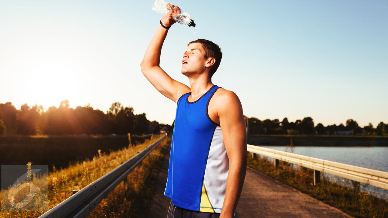 Pria Berkeringat Gerah