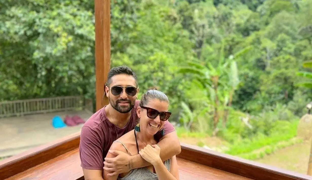 Kini hidup Gaston terlihat bahagia bersama keluarga kecilnya. Dia pun terlihat harmonis bersama sang istri [instagram/gastoncastano32]