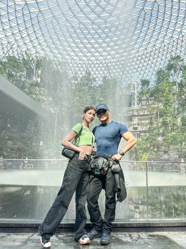 Deddy Corbuzier dan Sabrina Chairunnisa tengah berbulan madu di Singapura (https://www.instagram.com/p/CflmmyABBm1/)