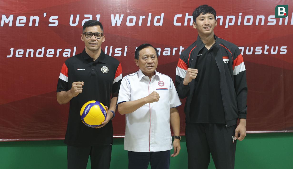 <p>Ketua umum PBVSI, Imam Sudjarwo (tengah) berfoto bersama asisten pelatih Anwar Sadat dan kapten Dawuda Alaihimassalam saat acara pelepasan Timnas Voli Putra Indonesia U-21 di Padepokan Voli Jenderal Polisi Kunarto, Sentul, Bogor, Senin (18/8/2025). Tim Merah Putih akan mengikuti Kejuaraan Dunia U-21 di China. (Bola.com/M Iqbal Ichsan)</p>