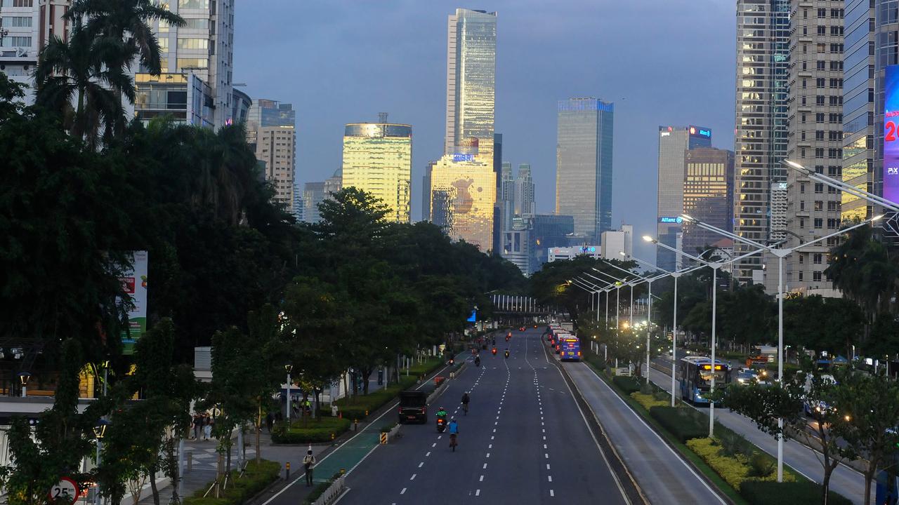 FOTO: Suasana Jalan Sudirman Mulai Ditutup untuk Perayaan Tahun Baru 2025, Cek Rekayasa Lalu Lintasnya!