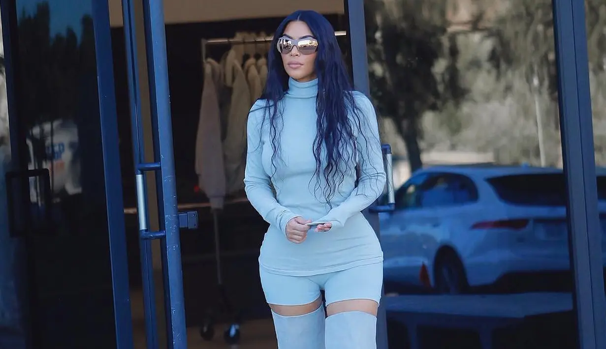 Kim Kardashian sepertinya tengah terobsesi dengan tubuh langsingnya. Ia bahkan merasa senang ketika Khloe Kardashian menyebutnya anoreksia. (instagram/kimkardashian)