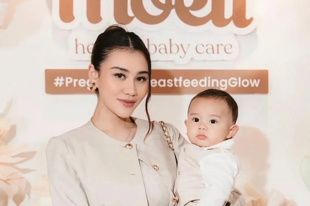 Debut Event Publik, Gaya Kompak Aaliyah Massaid & Baby Arash Kompak dengan Outfit Serasi