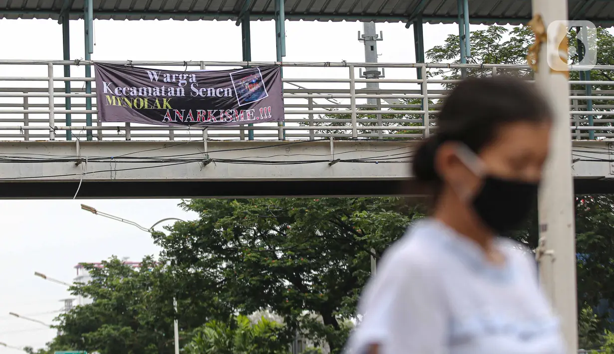 Spanduk imbauan tolak anarkisme terpasang di JPO di Jakarta, Minggu (11/10/2020). Spanduk imbauan untuk tidak melakukan aksi anarkisme merebak di sejumlah kawasan di Jakarta pascaaksi unjuk rasa massa yang menolak pengesahan Omnibus Law UU Cipta Kerja. (Liputan6.com/Faizal Fanani)