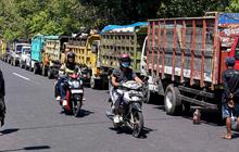 FOTO: Ratusan Truk Sampah Datangi Kantor Lingkungan Hidup Bali Nusra di Denpasar