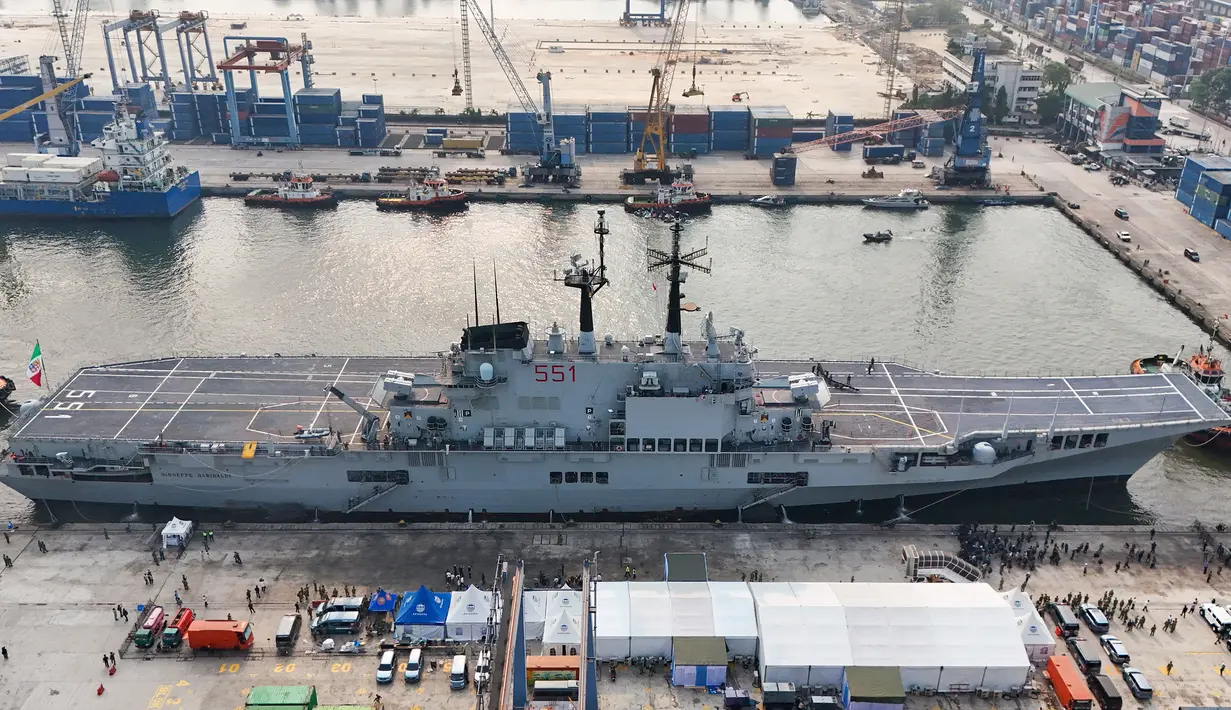 Kapal induk ITS Giuseppe Garibaldi-551 tiba di Dermaga 107 Pelabuhan Tanjung Priok, Jakarta, Jumat (18/9/2026). Kapal tersebut akan digunakan untuk mendukung Operasi Militer Selain Perang (OMSP), khususnya dalam penanganan bencana dan bantuan kemanusiaan. Kehadirannya juga berkaitan dengan upaya TNI Angkatan Laut memperkuat dan memodernisasi Sistem Senjata Armada Terpadu (SSAT) serta mendukung pertahanan dan pengamanan wilayah laut Indonesia. (Istimewa)