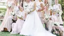 Ia juga tampak begitu manis saat bersama sahabat dan menjadi bridesmaid. Mengenakan gaun warna pastel, tampilannya begitu memukau.   [Foto: Instagram/ Anis.Haikk]