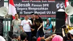 Massa yang tergabung dalam "Gerakan Rakyat Nusantara Anti Terorisme" melakukan Aksi di depan Gedung MPR/DPR Senayan, Jakarta, Rabu (16/5). Dalam aksinya mereka menyerukan melawan dan memerangi segala bentuk aksi terorisme. (Liputan6.com/JohanTallo)