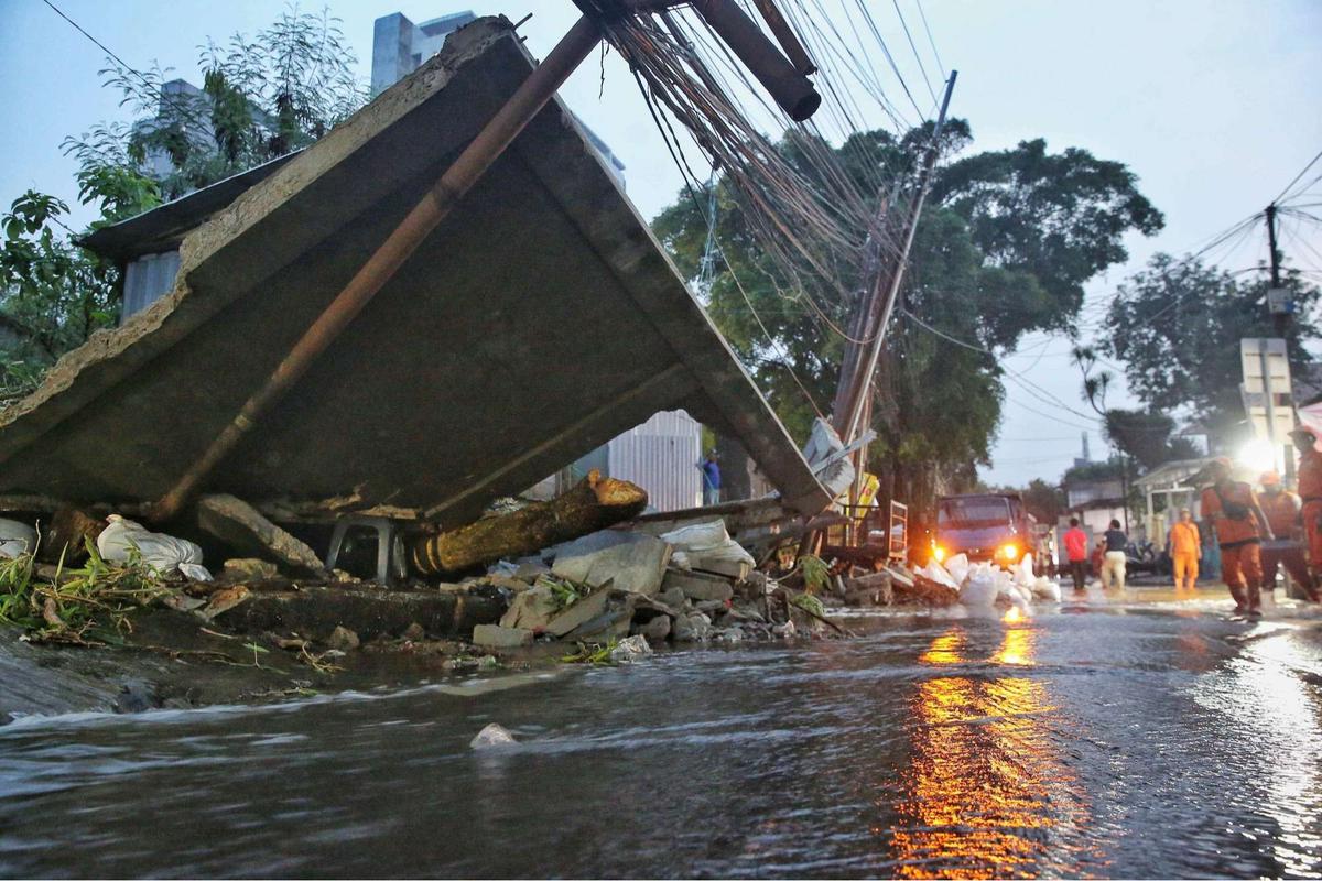 Tembok roboh di Kalibata akibat hujan deras