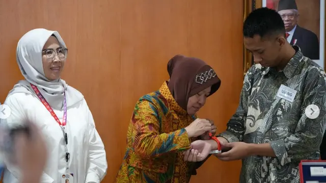 Tingkatkan Keamanan bagi Penyandang Disabilitas Tuli dan Wicara, Kemensos Luncurkan Alat Bantu GRUWI. Foto: Kemensos.