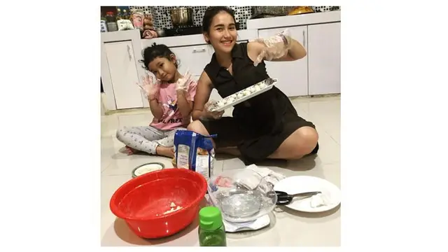 7 Potret Aktivitas Ayu Ting Ting saat Isolasi di Rumah, Gayanya Curi Perhatian