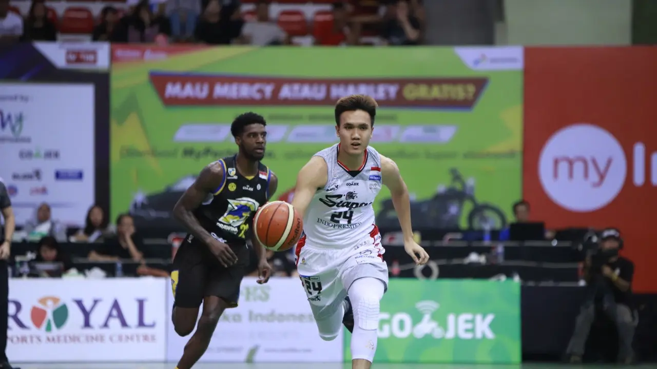Pemain Stapac Agassi Goentara saat melawan Prawira pada ajang IBL
