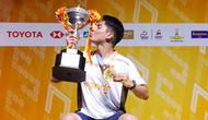 Tunggal putra Indonesia, Moh. Zaki Ubaidillah berfoto dengan piala usai memastikan diri menjadi juara Thailand Masters 2026 yang berlangsung di Stadion Nimibutr, Bangkok, Thailand, Minggu (1/2/2026) sore WIB. (Dok. PBSI)
