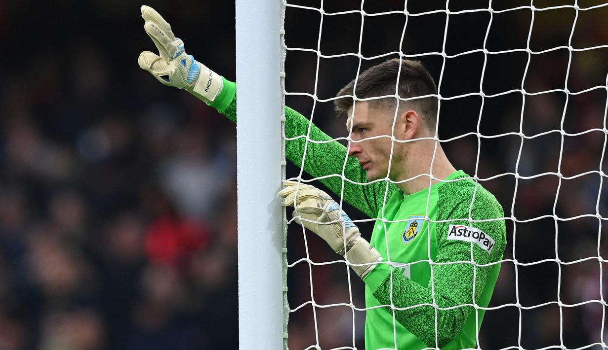 Nick Pope. Setelah 6 musim membela Burnley di Premier League sejak didatangkan dari Charlton Athletic pada awal musim 2016/2017, kiper Inggris yang kini menginjak usia 30 tahun ini harus menerima kenyataan timnya terdegradasi ke Championship musim 2022/2023. Kiper yang memiliki nilai pasar 15 juta euro ini total tampil dalam 36 laga di Premier League musim 2021/2022 dengan torehan 9 kali clean sheet dan kebobolan 47 gol. Ia bisa saja bertahan di Premier League jika menerima tawaran Fulham atau West Ham yang meminatinya. (AFP/Glyn Kirk)