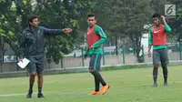 Pelatih Timnas Indonesia U-23, Luis Milla (kiri) memberi arahan pada Egy Maulana Vikri saat latihan di Lapangan A Senayan, Jakarta, Sabti (17/3). Latihan ini persiapan uji tanding melawan Singapura pada 21 Maret mendatang.(Liputan6.com/Helmi Fithriansyah)