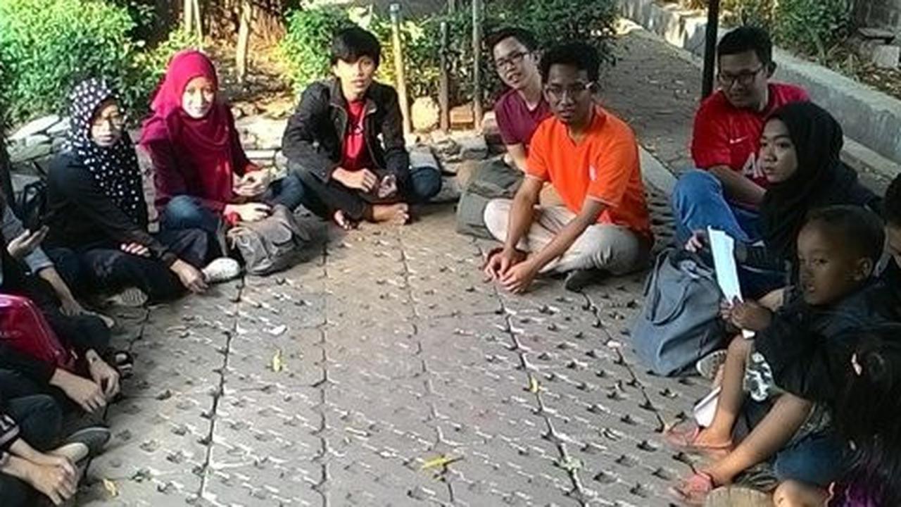 Hebat, dua anak muda ini ngajar anak jalanan tanpa dibayar