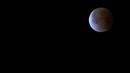 Blood moon pertama tahun ini terlihat dari tempat pemantauan Killi Killi di La Paz, Bolivia, Senin (16/5/2022). (AP Photo/Juan Karita)