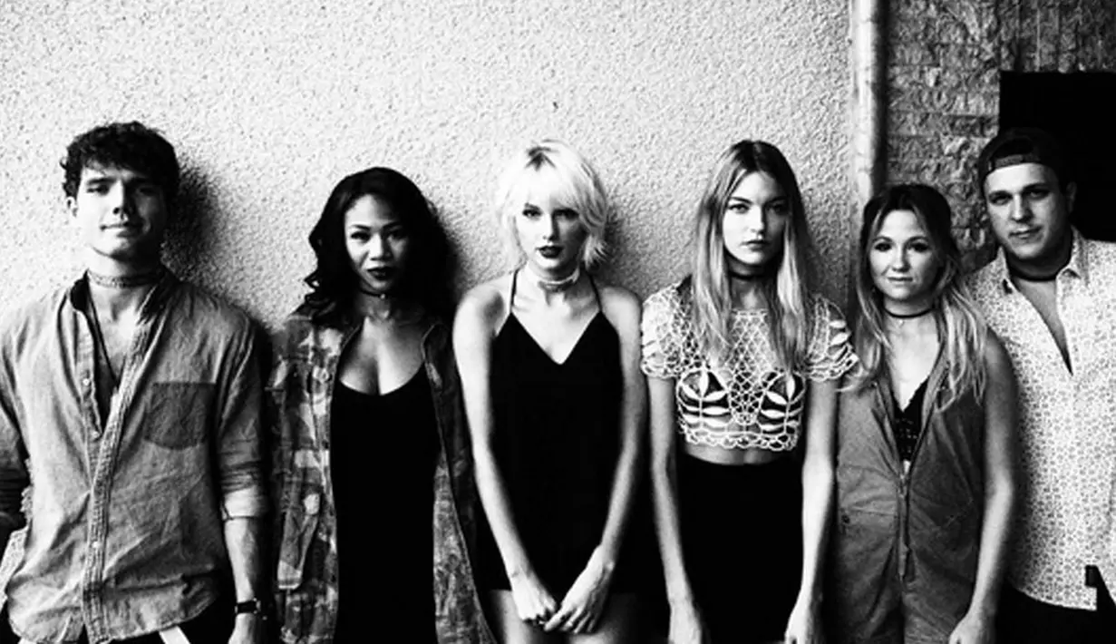 Tidak sampai di situ, hubungan Joe Alwyn dan Taylor Swift berlanjut setelah Bella Hadid berperan untuk membuat keduanya jauh lebih dekat. Pasalnya saat itu Bella dan joe melakukan sesi pemotretan sebuah majalah. (Instagram/taylorswift)