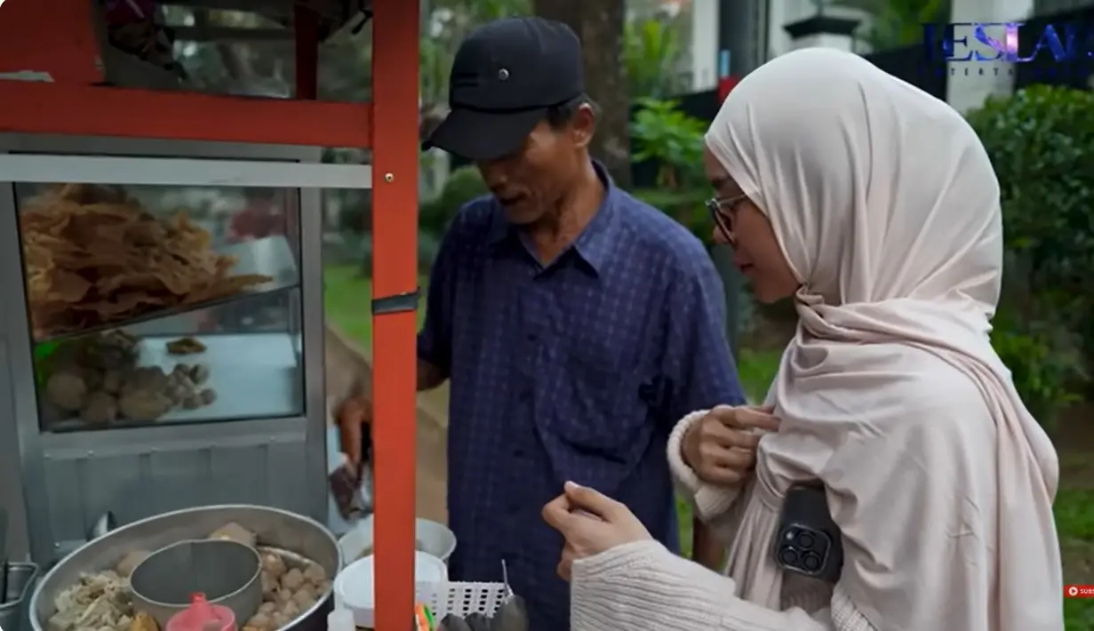 Pedangdut berusia 24 tahun itu lantas memesan bakso Malang. Sedangkan Baby L belum mau turun sehingga Billar terlebih dulu keliling melanjutkan perjalanan. [Youtube/Leslar Entertainment]