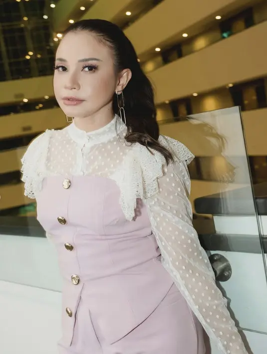 Kali ini, Rossa tampil dengan stelan pink pastel dan aksen ruffle yang menjadikan tampilannya semakin cute. [Foto: Instagram/ Rossa]