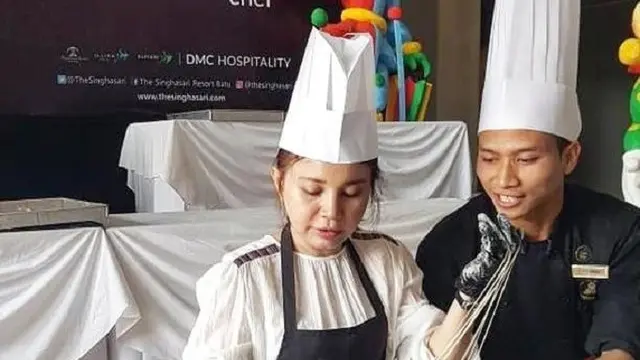 Rossa saat sedang membuat mi
