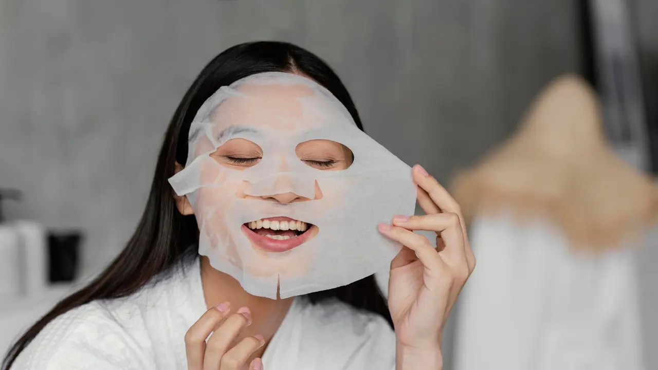 Lakukan Night Skincare Routine ini Supaya Wajah Glowing di Pagi Hari - 5