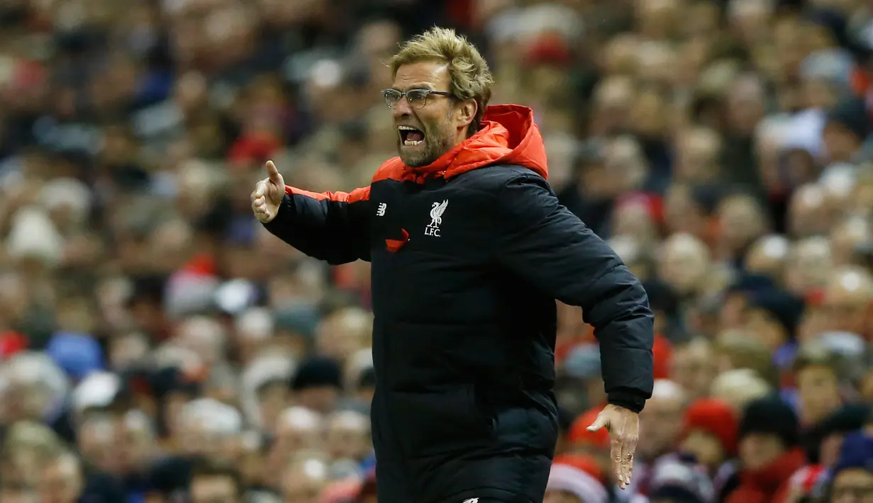 Pelatih Liverpool, Jurgen Klopp mengintruksikan pemainnya pada lanjutan liga inggris di Stadion Anfield, Inggris (29/11). Liverpool menang atas Swansea dengan skor 1-0. (Reuters/Carl Recine)