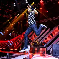 The Biggest Concert Super Band dibuka dengan penampilan grup musik GIGI. Acara yang disiarkan langsung dari studio Penta SCTV itu dibuka dengan lagu Ya Ya Ya. (Adrian Putra/Bintang.com)