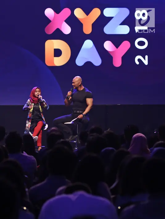 Presenter Deddy Corbuzier bersama selebgram Ria Ricis saat jadi pembicara di  XYZ DAY 2018  di The Hall Senayan City, Jakarta, Rabu (25/4). KapanLagi Youniverse bergabungnya PT Kreatif Media Karya dan PT KapanLagi Network. (Liputan6.com/Herman Zakharia)