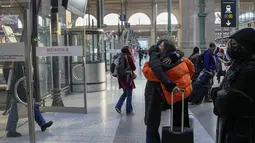 Penumpang yang tiba dari London dengan kereta Eurostar disambut kerabatnya di stasiun kereta Gare du Nord, Paris, Jumat (14/1/2022). Pencabutan larangan COVID terhadap turis Inggris menjadi dorongan besar bagi wisatawan dan pemain ski yang tiba di bandara dan stasiun kereta. (AP Photo/Michel Euler)