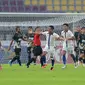 Selebrasi pemain PSIS, Eka Febri Yogi Setiawan (tengah), setelah mencetak gol pertama ke gawang Dewa United FC dalam lanjutan babak penyisihan Piala Presiden 2022 di Stadion Manahan, Solo, Jawa Tengah. Jumat (17/6/2022). (Bola.com/Bola.net/Arief Bagus)