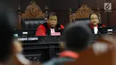 Ketua Hakim Mahkamah Konstitusi, Arief Hidayat (kiri) memimpin sidang Judicial Review atas Perppu Ormas di Gedung MK, Jakarta, Rabu (30/8). Sidang mendengarkan keterangan dari pemerintah dan pihak terkait. (Liputan6.com/Helmi Fithriansyah)