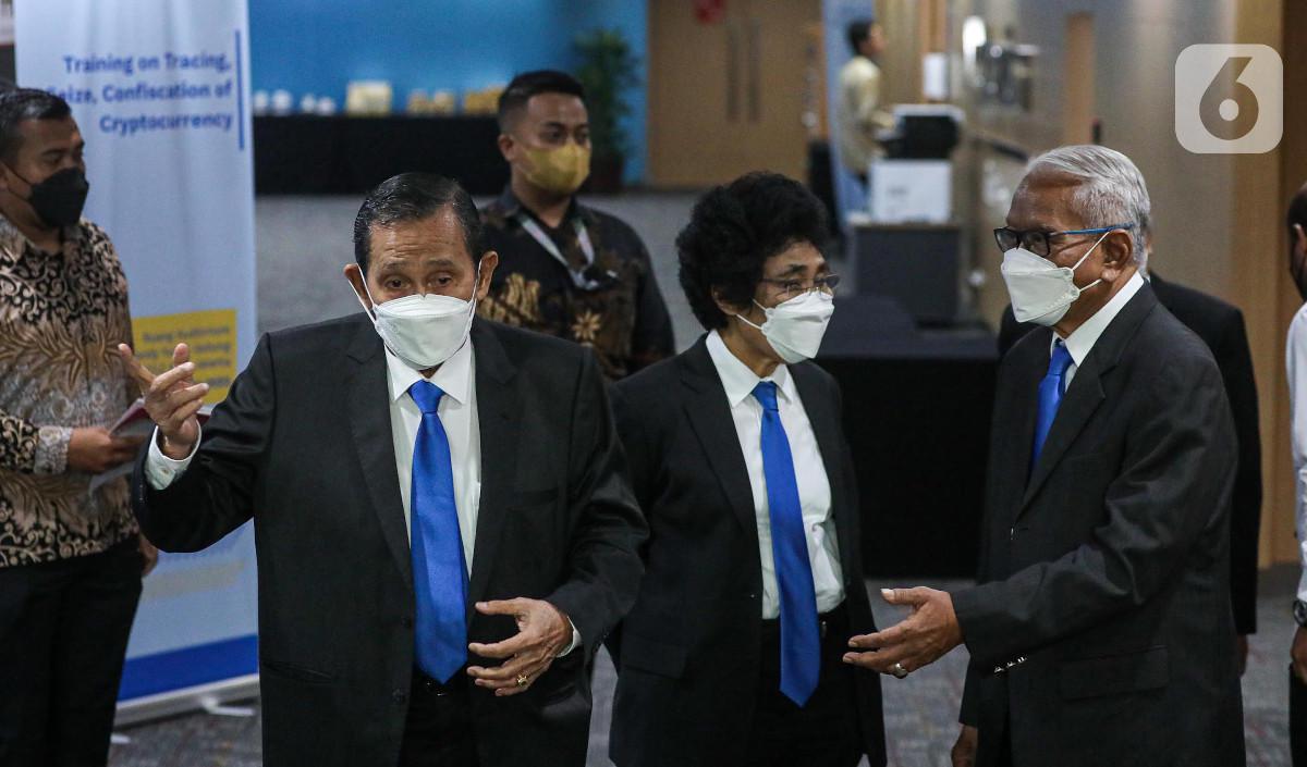 Albertina mengatakan pemisahan berkas sidang etik itu dilakukan karena penerapan pasal kode etik yang berbeda.<br>
