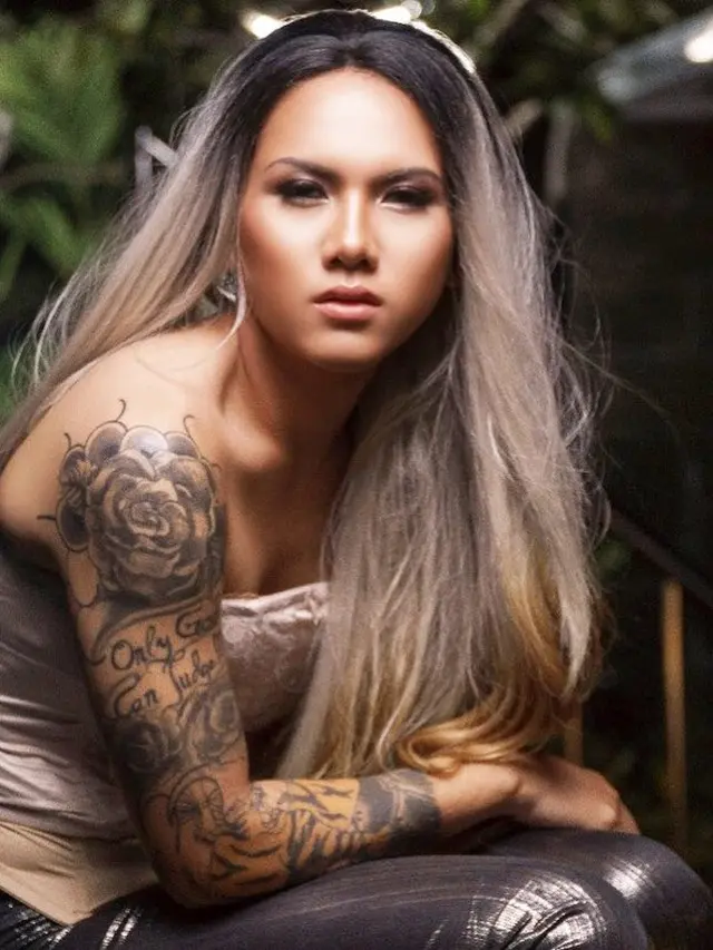 6 Potret Evelyn dengan Gaya Rambut Panjang, Bikin Pangling