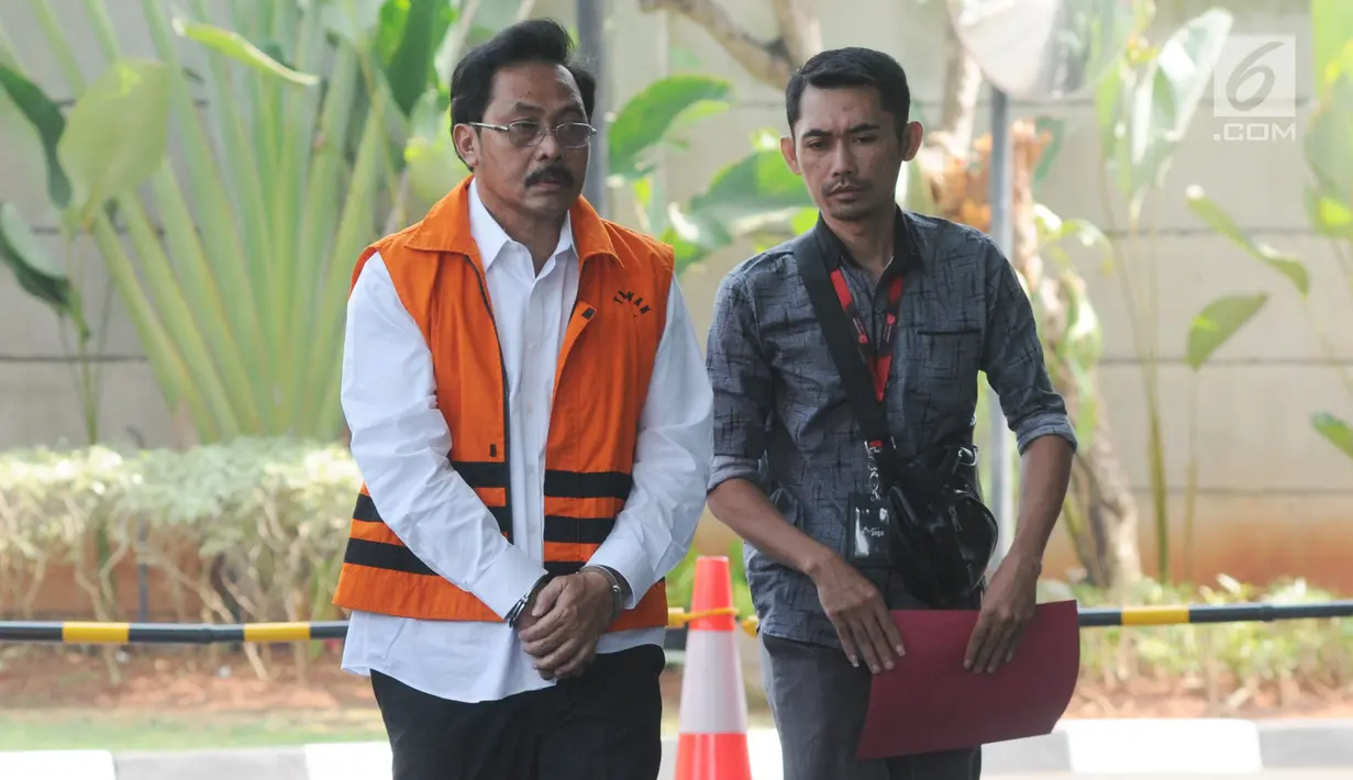 Gubernur Kepulauan Riau nonaktif Nurdin Basirun (kiri) tiba untuk menjalani pemeriksaan di gedung KPK, Jakarta, Senin (5/8/2019). Nurdin Basirun diperiksa sebagai saksi untuk tersangka pengusaha Abu Bakar terkait aliran suap izin lokasi rencana reklamasi di wilayah Kepri. (merdeka.com/Dwi Narwoko)