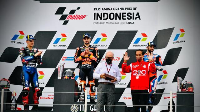 Jokowi Serahkan Piala untuk Juara MotoGP Mandalika