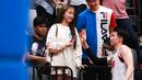 Pemain Timnas Basket Indonesia, Vincent Kosasih (kanan) menemui kekasihnya, Nita Vior yang juga seorang atlet E-Sport setelah laga pembuka Indonesia International Basketball Invitational di Indonesia Arena, Senayan, Jakarta, Rabu (02/08/2023). (Bola.com/Bagaskara Lazuardi)