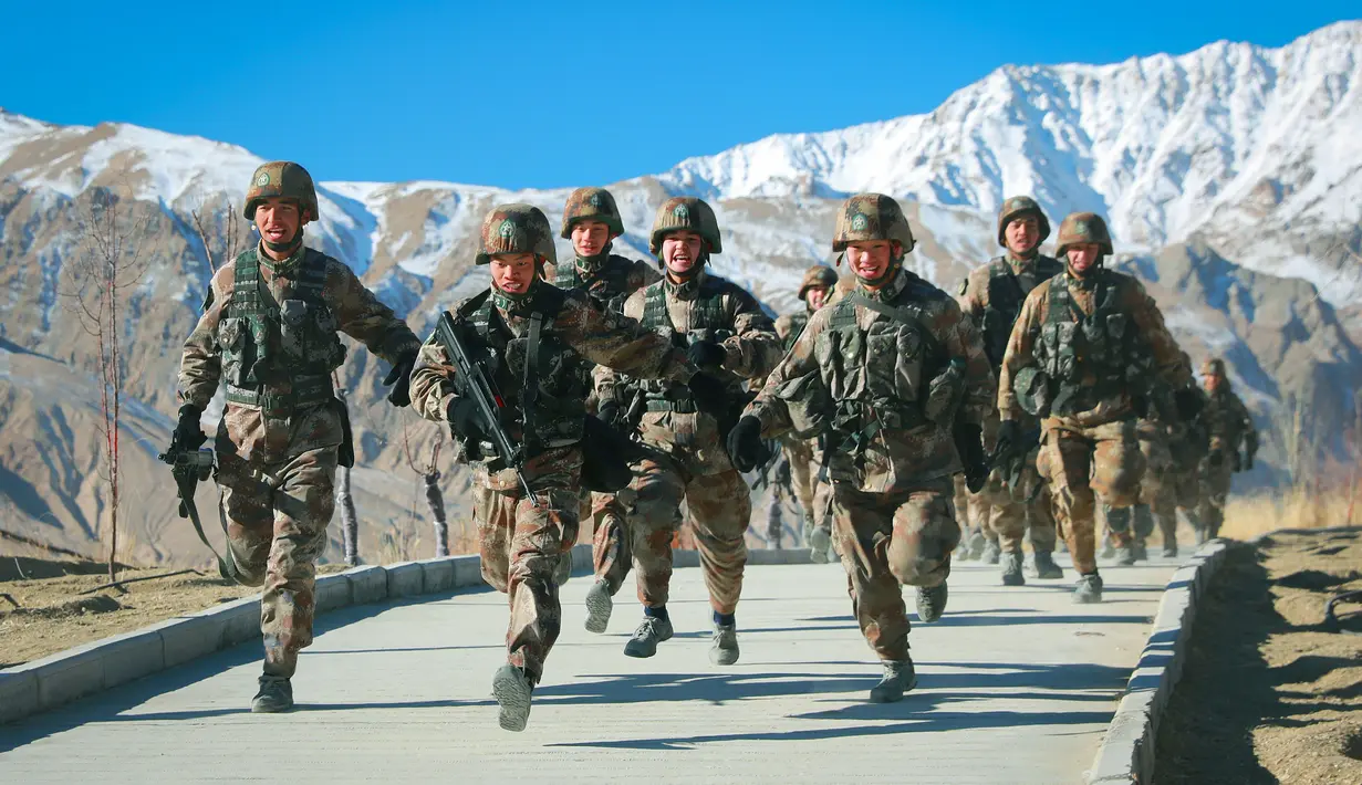 Para prajurit Tentara Pembebasan Rakyat (PLA) berlari dalam latihan militer di Pegunungan Pamir, Kashgar, wilayah Xinjiang, barat laut China (4/1/2021). (AFP/STR)