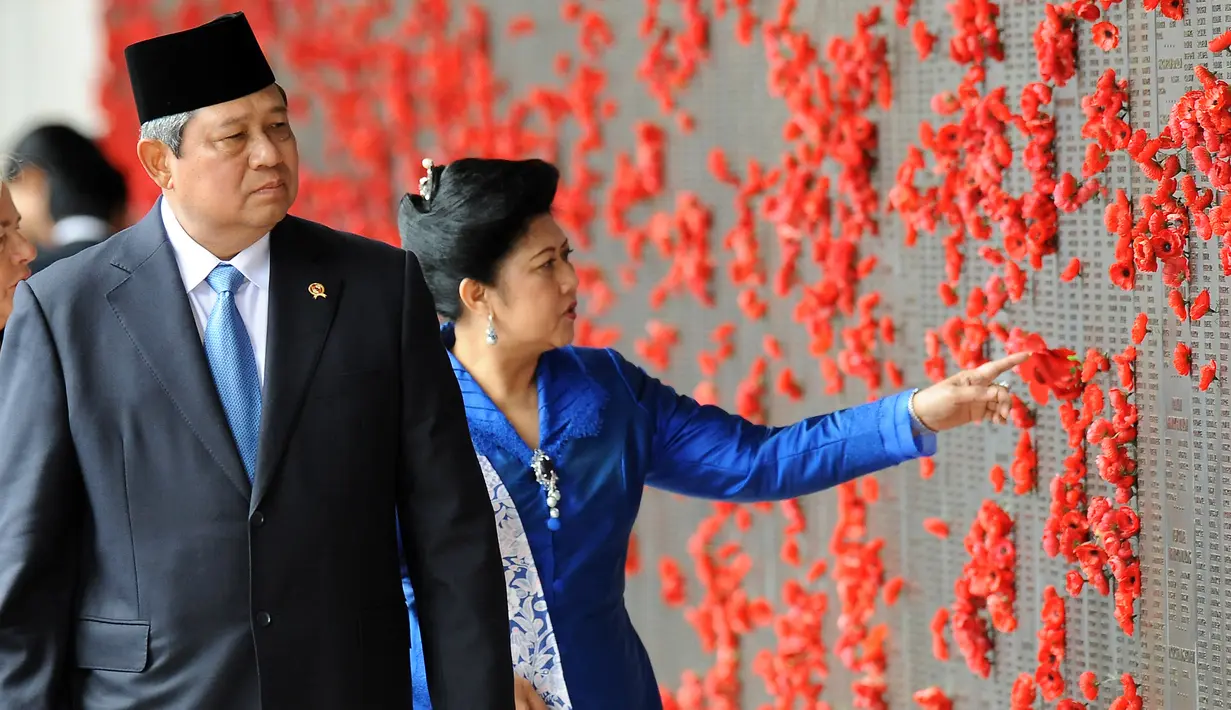 Presiden ke-6 RI Susilo Bambang Yudhoyono (SBY) bersama istri, Ani Yudhoyono melihat nama-nama korban perang Australia di Peringatan Perang Australia, Canberra, 9 Maret 2010. (Photo by TORSTEN BLACKWOOD/AFP)