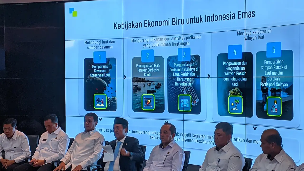 Menteri KKP terpilih, Sakti Wahyu Trenggono bersama jajarannya saat konferensi pers Menteri Kelautan dan Perikanan di kantor KKP pada Senin (21/10/2024).