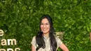 Ali Wong mengenakan gaun sutra panjang Dior Haute Couture Spring-Summer 2023 yang disulam dengan tabung perak pudar efek moire dengan latar belakang sutra bernuansa buttercup-ivory. [Dok/Dior]