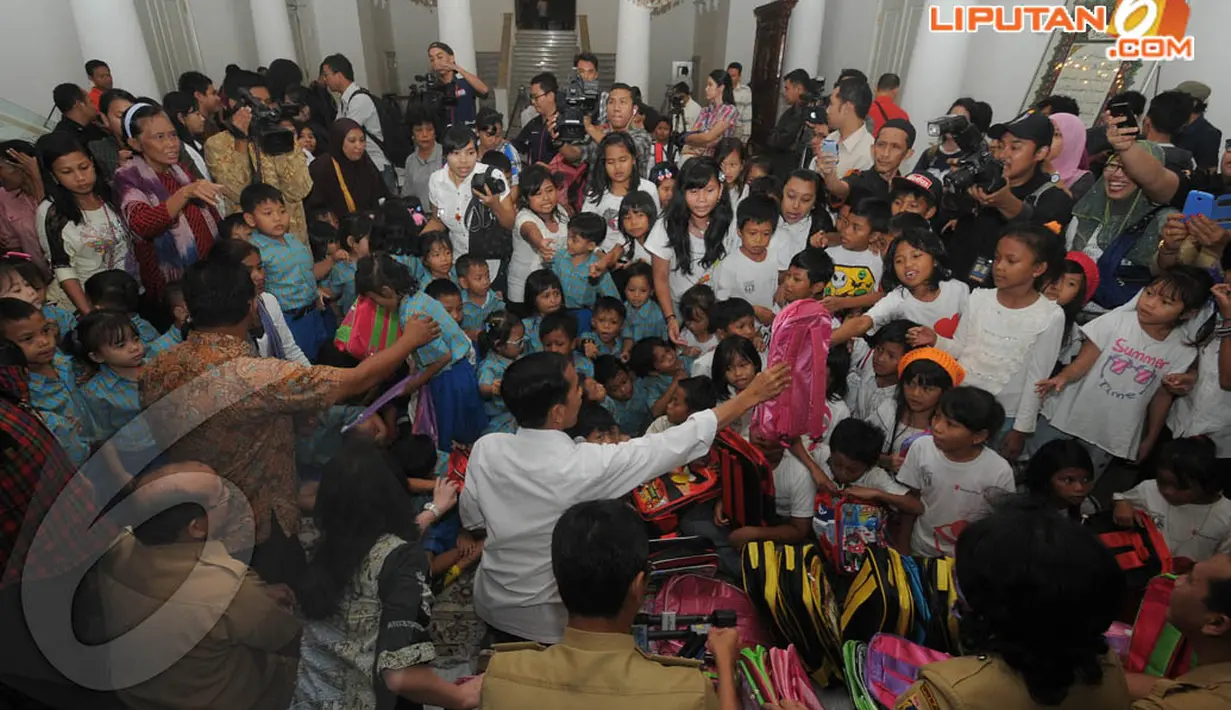 Usai memberikan beberapa pertanyaan, Jokowi membagikan tas ransel kepada ratusan siswa di Balai Kota, Selasa (22/4/14). (Liputan6.com/Herman Zakharia)
