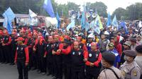 Ribuan buruh Tangerang lakukan aksi demo di depan Pintu Tol Bitung, Jalan Raya Serang KM 9, Kabupaten Tangerang.