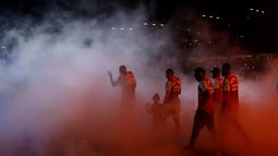 Pemain West Ham United menyambut suporternya saat pesta perpisahan Boleyn Ground seusai bertanding melawan MU. Rabu (11/5/2016) dini hari WIB. (Reuters/Eddie Keogh) 