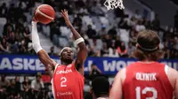 Pebasket Kanada, Shai Gilgeous-Alexander berusaha mencetak poin pada laga kedua Grup H Piala Dunia FIBA 2023 di Indonesia Arena, Senayan, Jakarta, Minggu (27/08/2023). (Bola.com/Bagaskara Lazuardi)