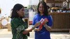 Pengunjung bertransaksi dengan tap cas BNI saat pertemuan tahunan IMF-Bank Dunia Grup di Bali, Jumat (11/12). PT BNI (Persero) Tbk menerbitkan 760 Kartu Virtual Account Debit yang diberikan kepada para delegasi negara peserta. (Liputan6.com/Angga Yuniar)